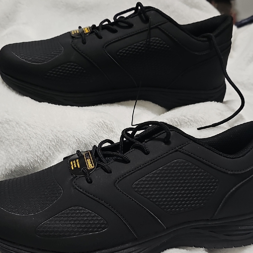 Black Athletic Shoes with Breathable Mesh and Sleek Design